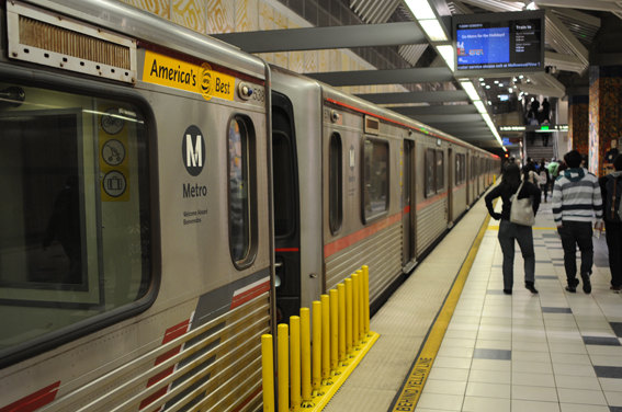 地铁:在洛杉矶,地铁一共有三条线路可以通行,红蓝线是由南到北从市区