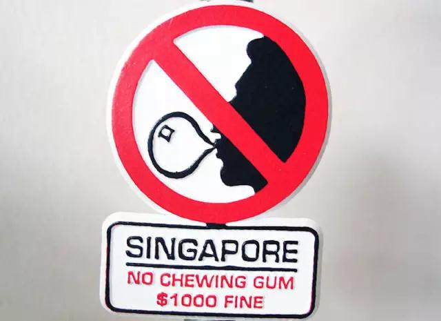 不存在的,因为在新加坡的环境保护法中,已经明确表示严令禁止吃口香糖